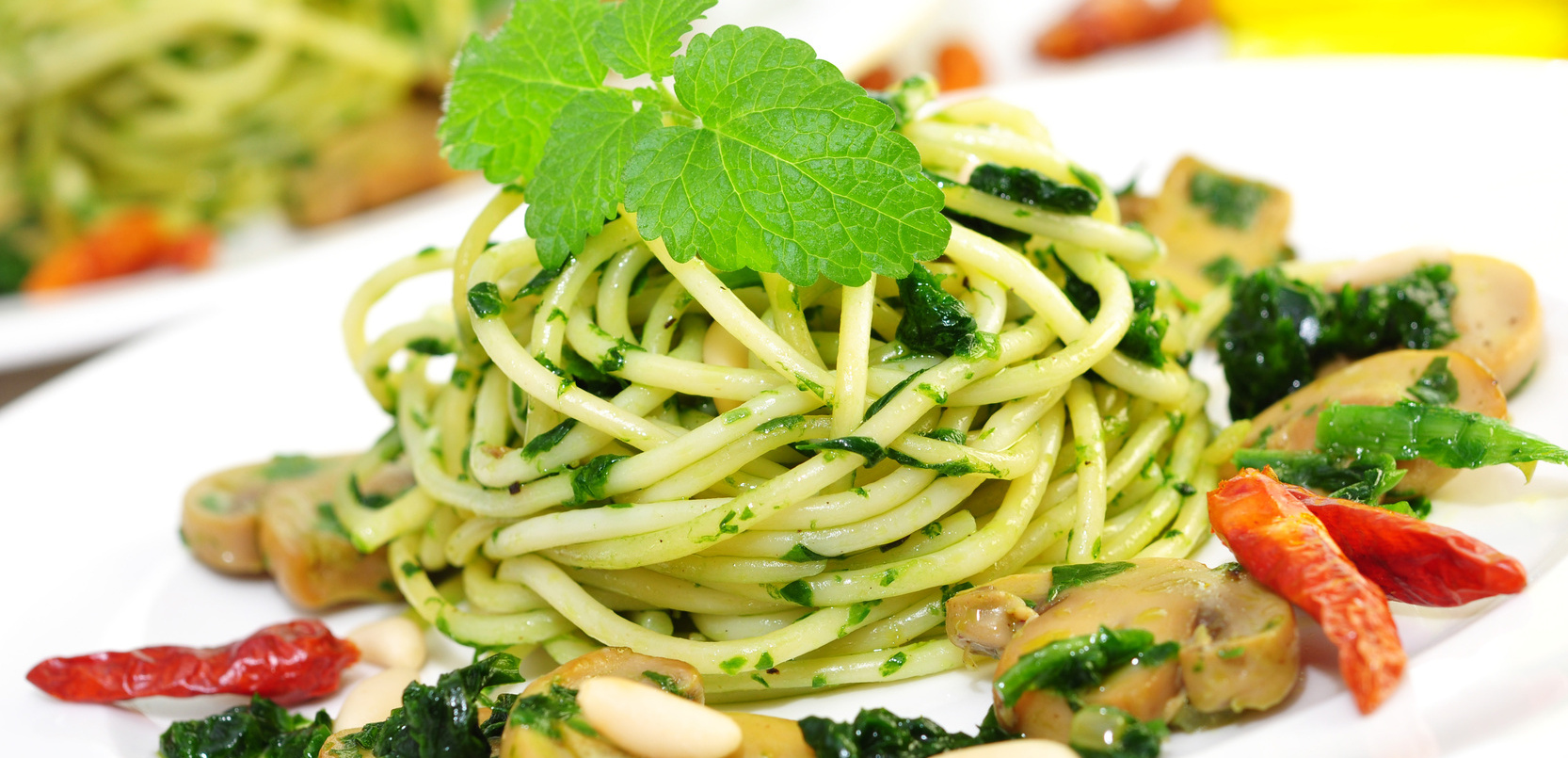Das Ganze in grün: Nudeln mit Spinat. Der hohe Gehalt an Eisen und Vitamin C macht das grüne Blattgemüse besonders nahrhaft. 